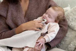 Doomoo Mom'N Play: Multi-Functional Nursing Cover With Teether