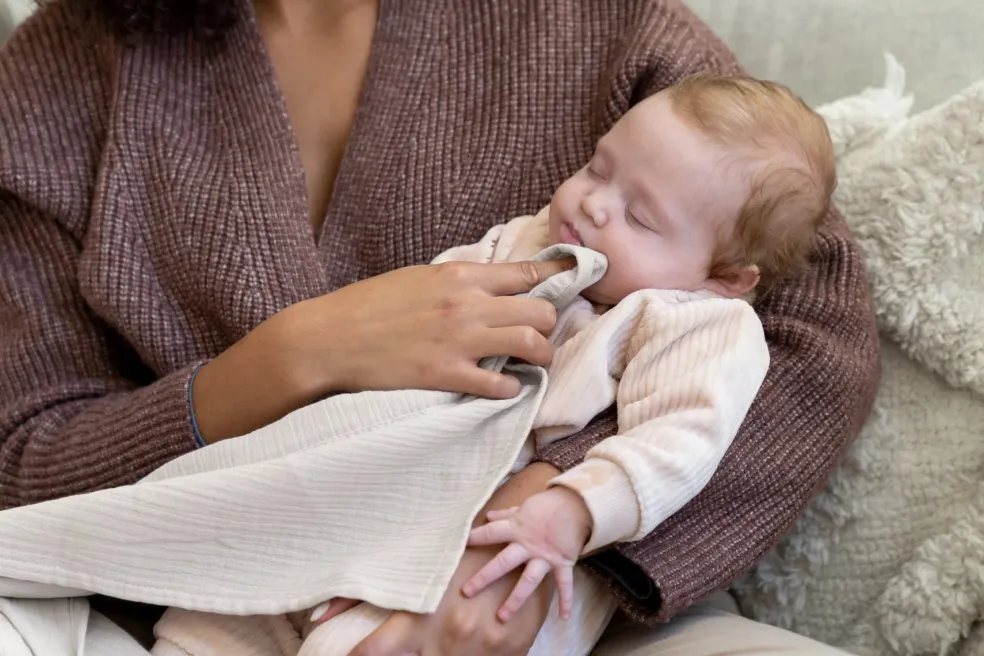 Doomoo Mom'N Play: Multi-Functional Nursing Cover With Teether